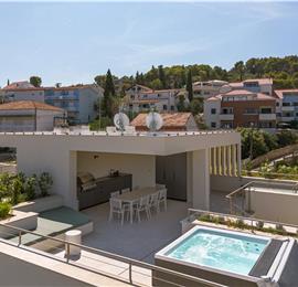 4 Bedroom Luxury Villa with Heated Pool and boat mooring, Ciovo near Trogir – Sleeps 8